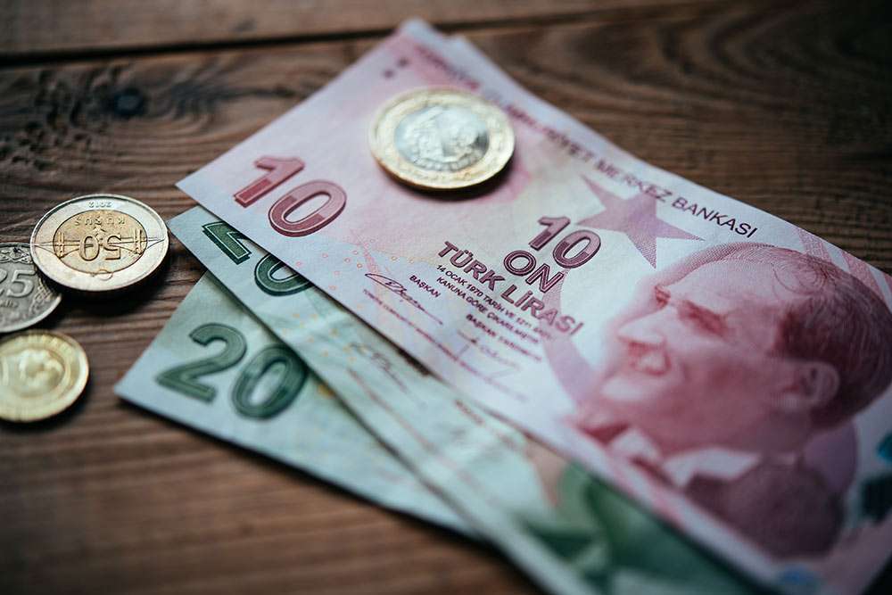 Καταρρέει η τουρκική λίρα μετά το «ξήλωμα» του κεντρικού τραπεζίτη
