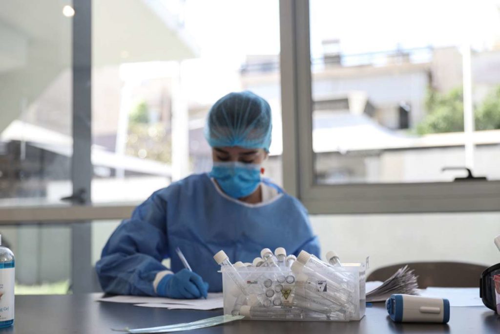 Αλλοιώσεις στη γλώσσα και κηλίδες στα χέρια και στα πόδια συμπτώματα Covid