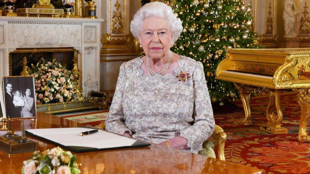 2018-12-23T230106Z_1439138942_RC1E9DA931E0_RTRMADP_3_BRITAIN-ROYALS-QUEEN