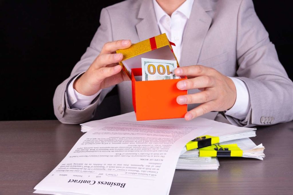 businessman-announcing-dividend-payment (1)