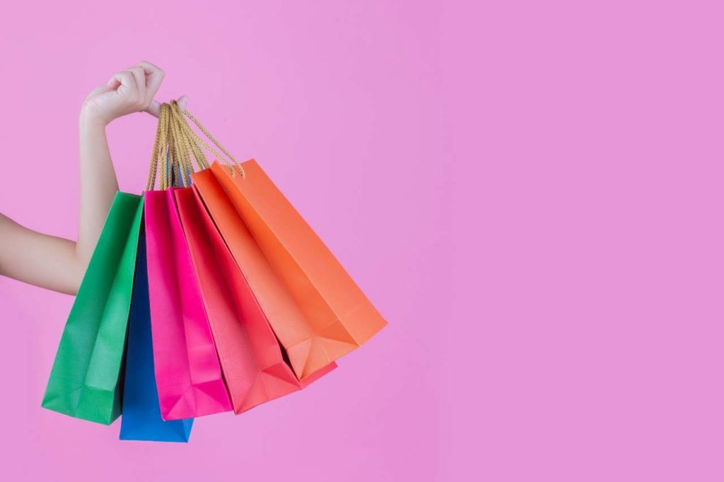 girl-holds-fashion-shopping-bag-beauty (1)