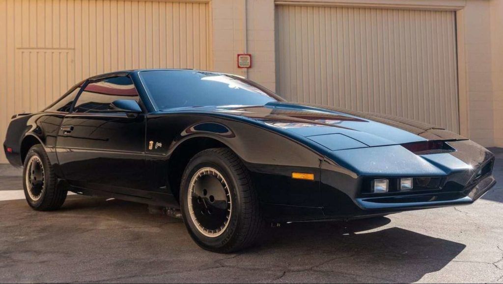 1982-pontiac-firebird-kitt-replica-george-barris-23-e1578523799813