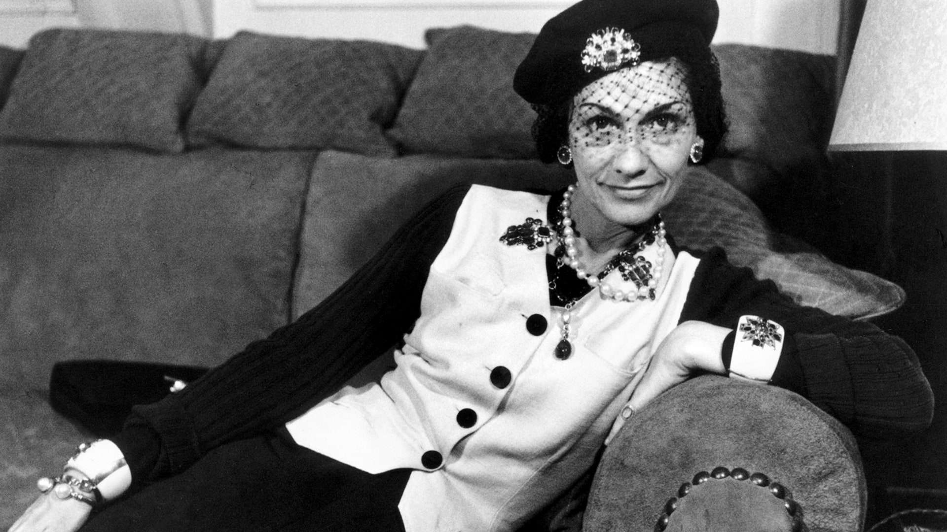 Coco Chanel: Από την απόλυτη φτώχεια στη δημιουργία μιας αυτοκρατορίας