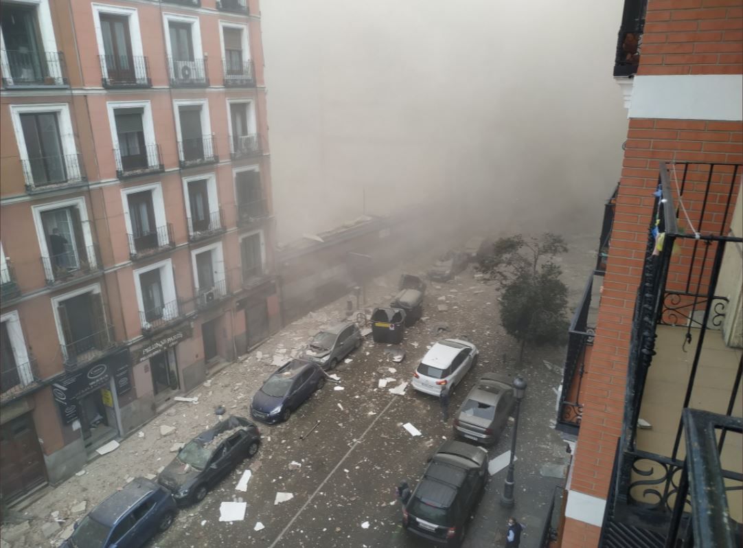Ισχυρή έκρηξη σημειώθηκε, το μεσημέρι της Τετάρτης, στο κέντρο της Μαδρίτης. Σύμφωνα με τις πρώτες πληροφορίες, η έκρηξη σημειώθηκε σε κτίριο στο κέντρο της Μαδρίτης, με τις αιτίες να είναι μέχρι στιγμής άγνωστες. Όπως μεταδίδει η εφημερίδα El Pais, η έκρηξη έχει προκαλέσει ζημιές σε κτίρια που βρίσκονται στην περιοχή, ενώ εμφανείς είναι οι ζημιές