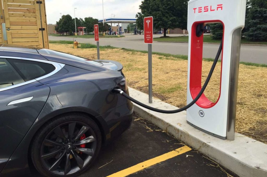Tesla-Supercharger-08-1300×863