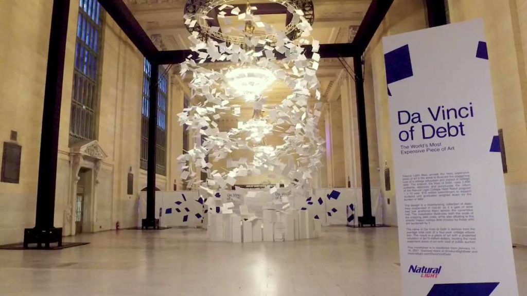 Ένα εικαστικό έργο φτιαγμένο από 2.600 πτυχία