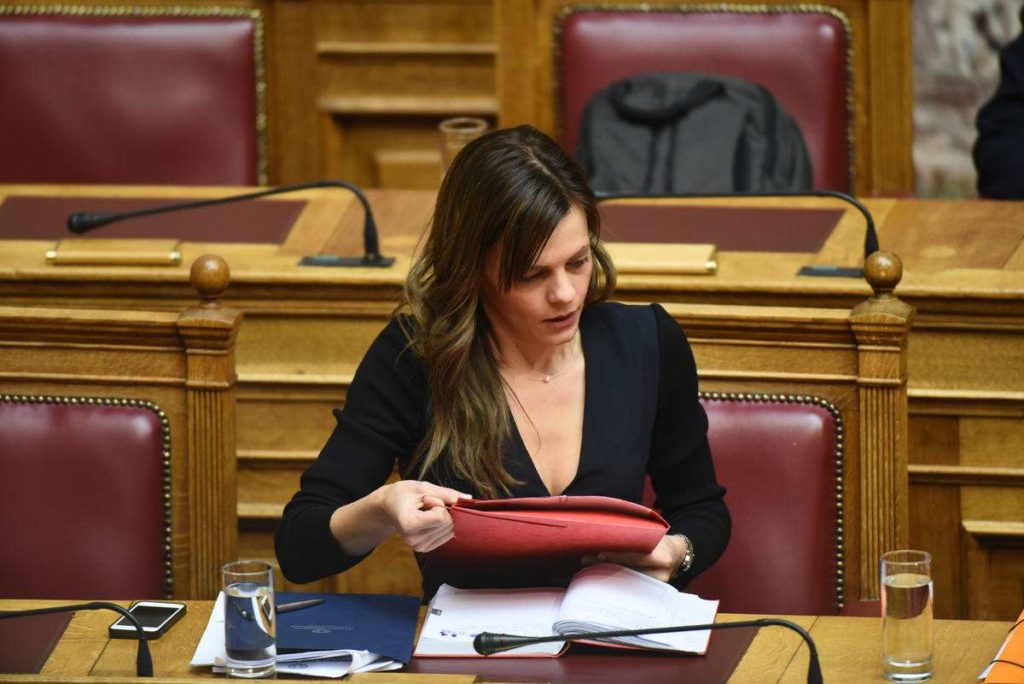 Αχτσιόγλου: Η αντιμετώπιση των χρεών της πανδημίας δεν είναι χατίρι