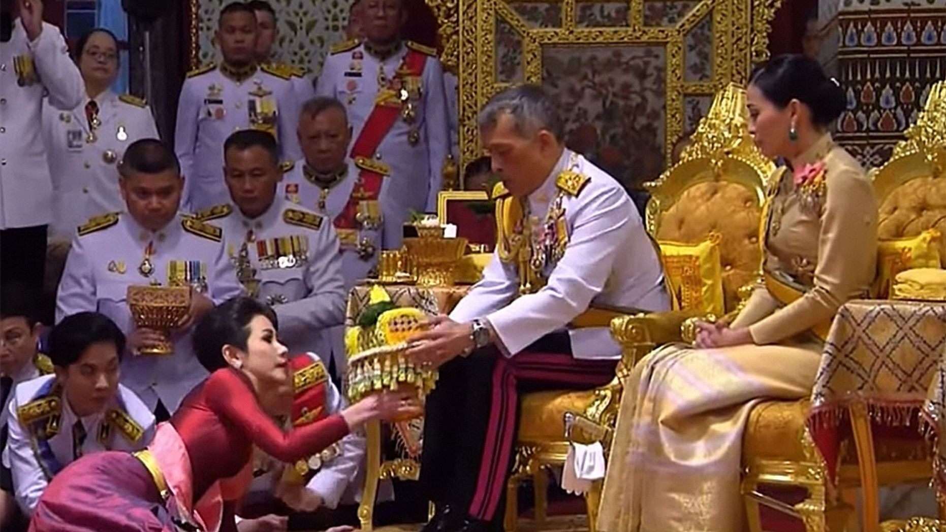 Ταϊλάνδη: Ο Βασιλιάς ταπείνωσε τη βασίλισσα