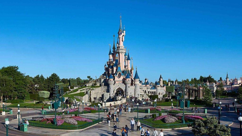 Disneyland Παρίσι: Με μέτρα και χωρίς αγκαλιές στον Μίκι άνοιξε σήμερα