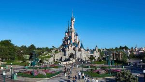 Disneyland Παρίσι: Με μέτρα και χωρίς αγκαλιές στον Μίκι άνοιξε σήμερα