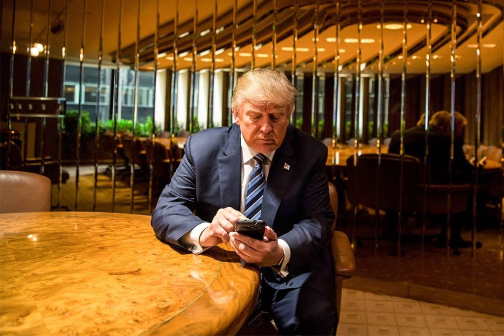 Το Τwitter «κατέβασε» μόνιμα τον λογαριασμό του Τραμπ