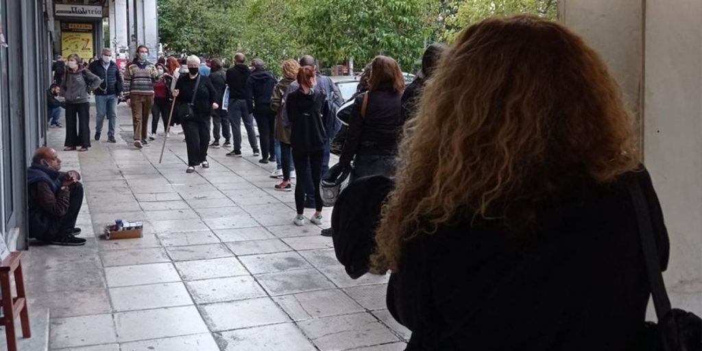 Λιανεμπόριο: Ουρές εκατοντάδων μέτρων έξω από τα εμπορικά καταστήματα