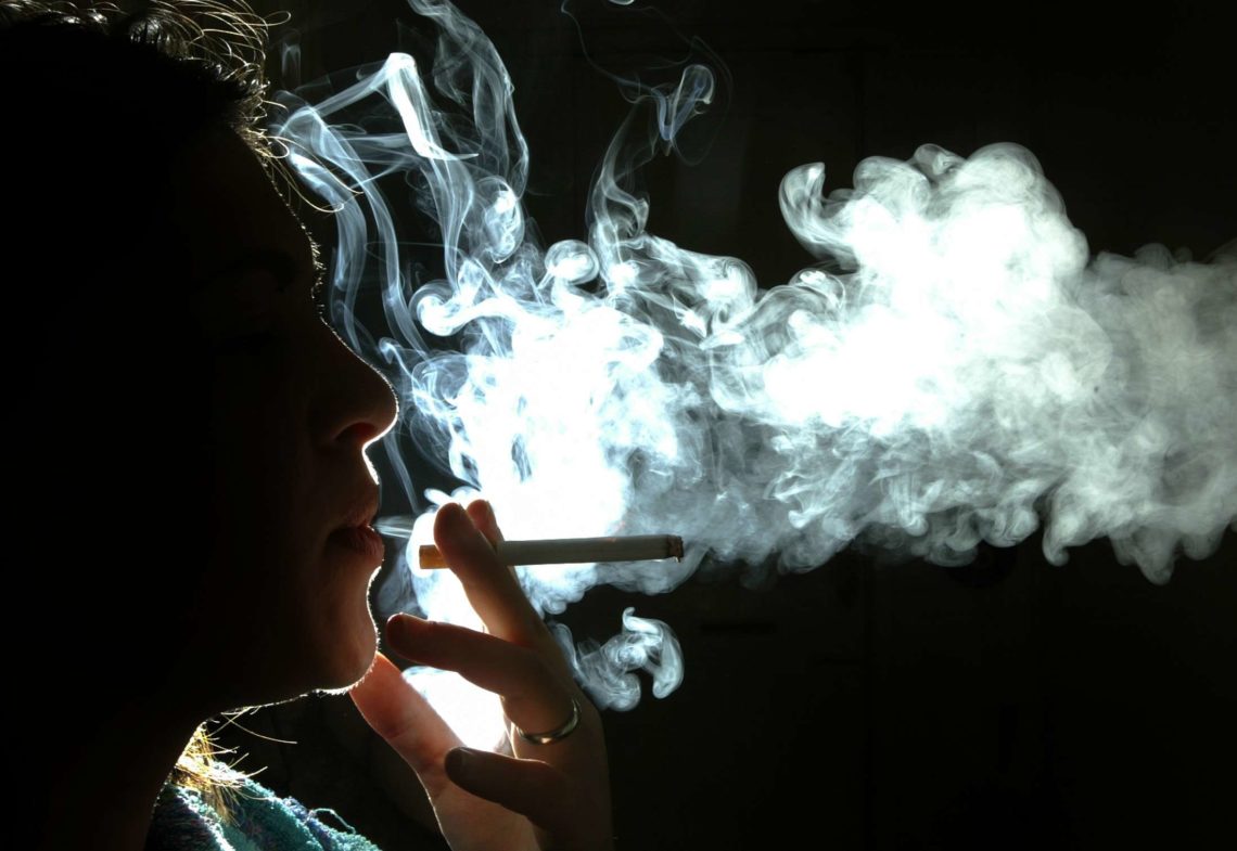 Κορωνοϊός: Οι καπνιστές εκδηλώνουν περισσότερα και πιο σοβαρά συμπτώματα
