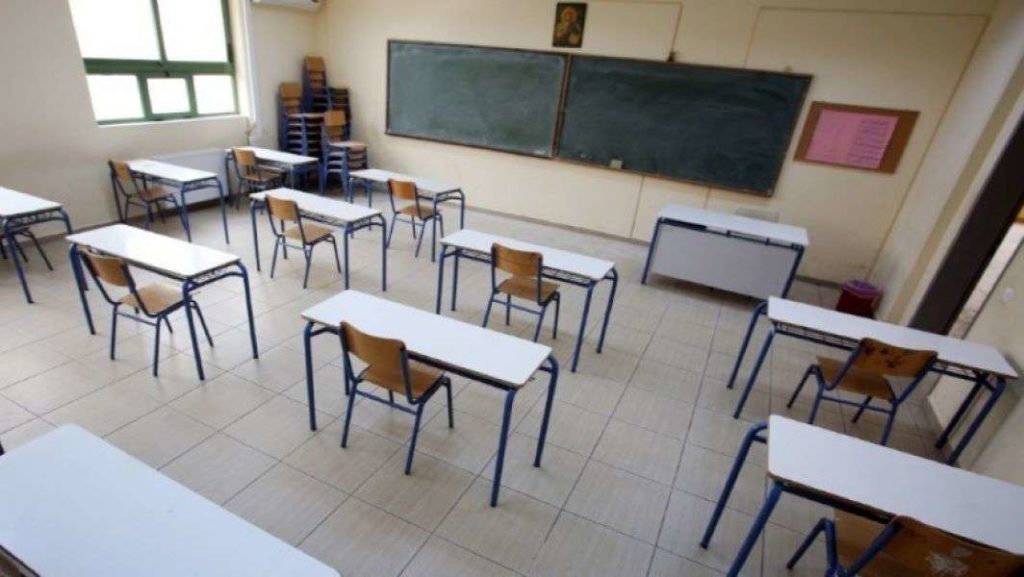 Έβγαλαν θρανία έξω κι έκαναν μάθημα στο προαύλιο