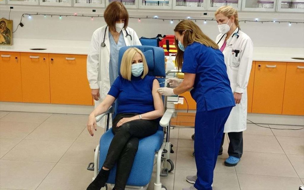 Τη 2η δόση εμβολίου έκανε η Φώφη Γεννηματά