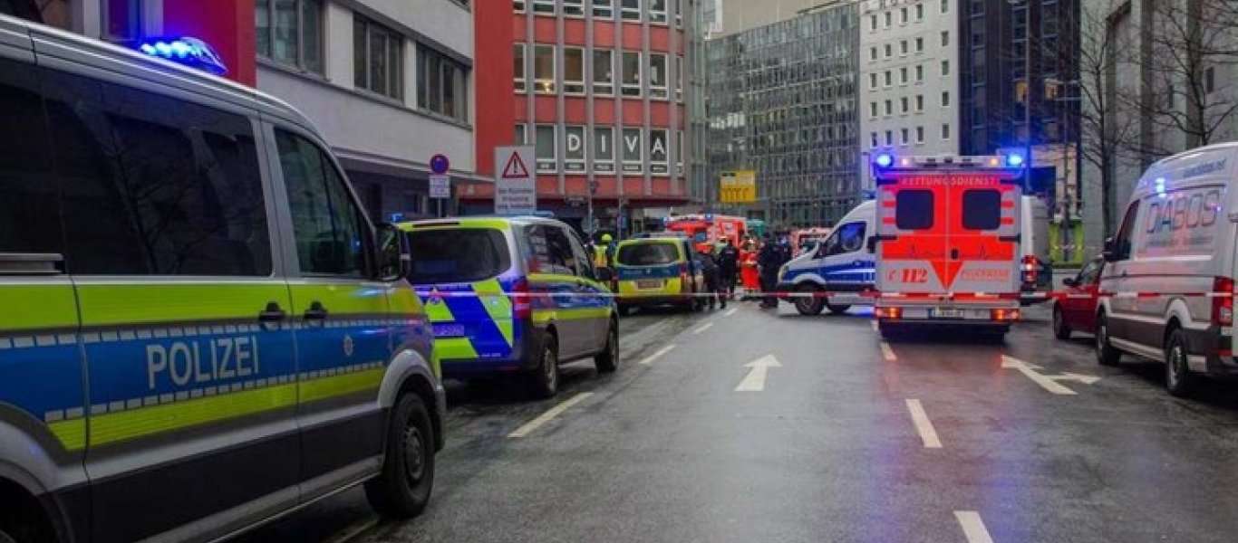 Συναγερμός έχει σημάνει στη Φρανκφούρτη καθώς ένας ένοπλος άνδρας πραγματοποίησε επίθεση με μαχαίρι, τραυματίζοντας πολλά άτομα.
