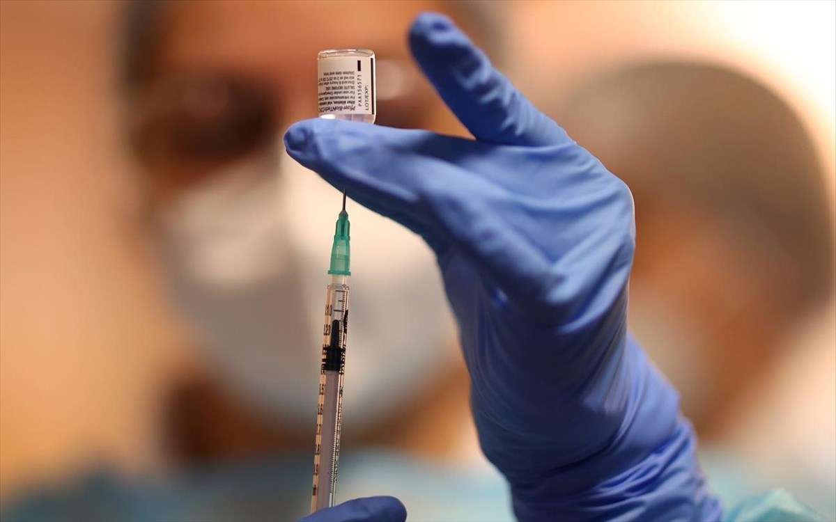 Νέοι στη Βρετανία παίρνουν τη σειρά από ηλικιωμένους για να εμβολιαστούν