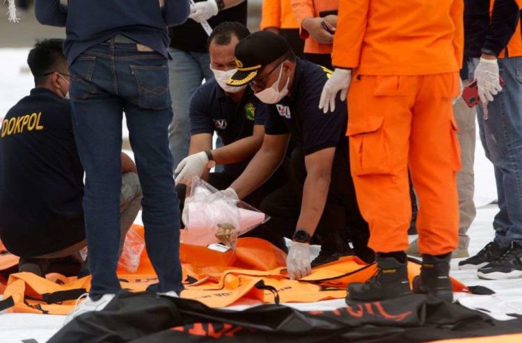 Ινδονησία: Βρέθηκαν ανθρώπινα μέλη στη θάλασσα από τη συντριβή του αεροσκάφους