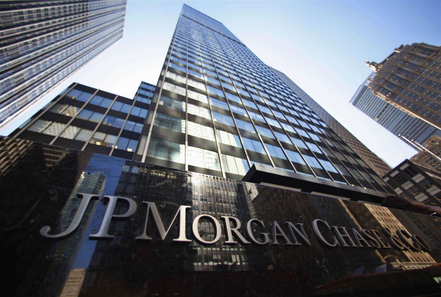 Αισιόδοξη η JP Morgan για τις ελληνικές τράπεζες - Οι επαφές στην Αθήνα