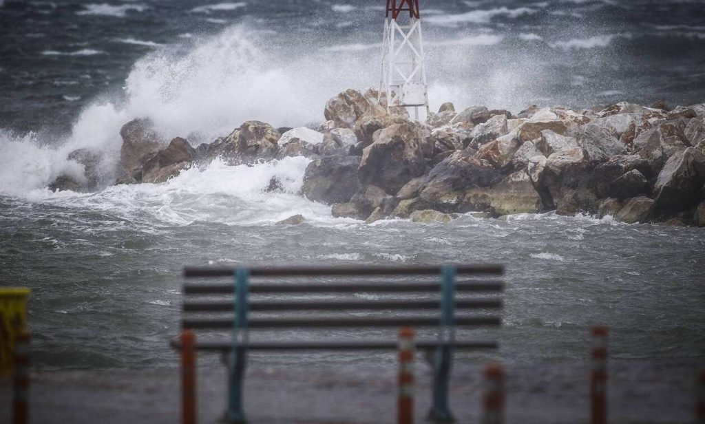 Σφοδρή κακοκαιρία σαρώνει τη χώρα