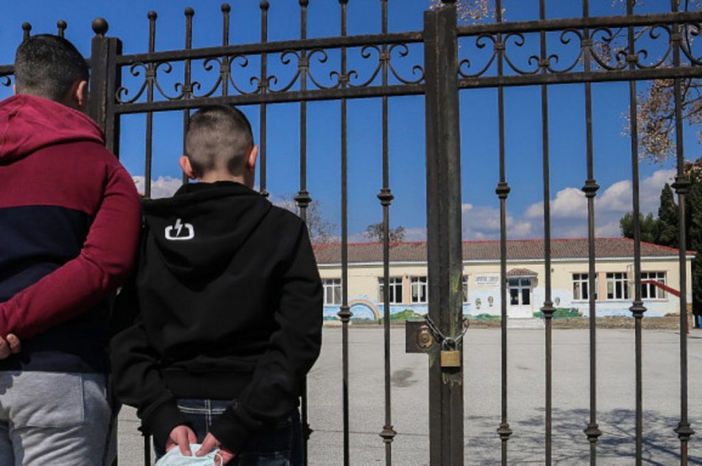 Έκτακτη σύσκεψη αύριο για το άνοιγμα των σχολείων