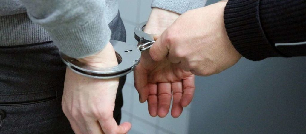 Χειροπέδες σε αστυνομικό που ξυλοκόπησε γνωστό κοσμηματοπώλη