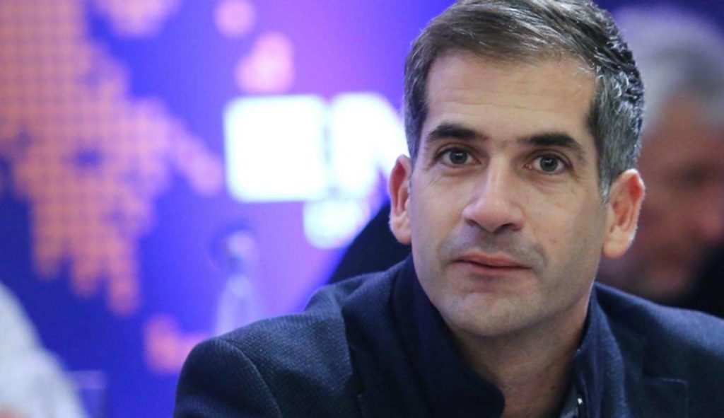 Κώστας Μπακογιάννης: Απάντηση στο χυδαίο πανό του Πανεπιστήμιου Πειραιά.
