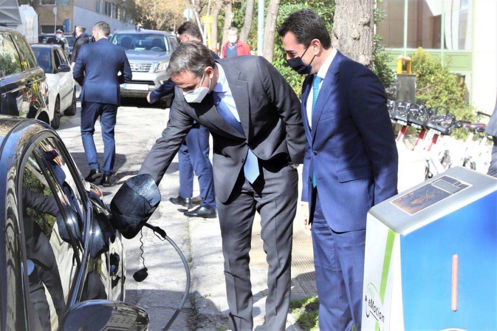 Ο Κυριάκος Μητσοτάκης έβαλε στην πρίζα το αυτοκίνητο του