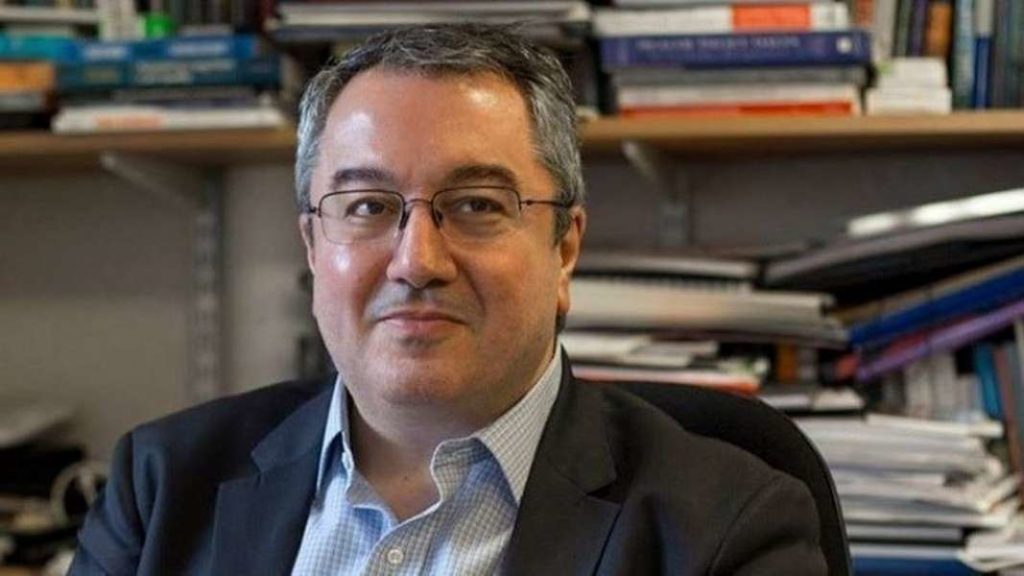 Μόσιαλος: Ο μαζικός εμβολιασμός στο Ισραήλ δείχνει πως επιβραδύνεται ο κορωνοϊός
