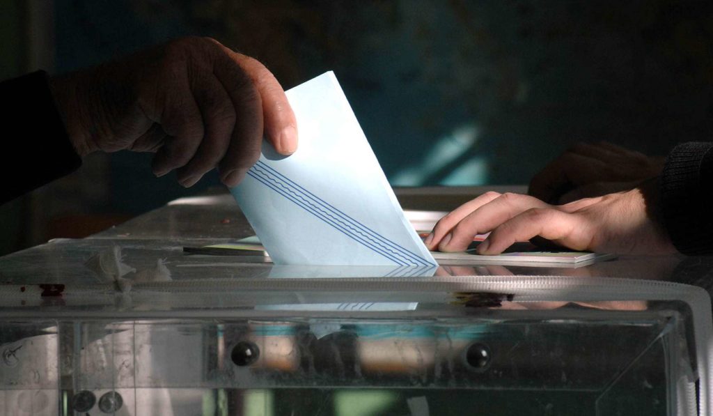 Δημοσκόπηση Prorata: ΝΔ 32%, ΣΥΡΙΖΑ 25%, ΚΙΝΑΛ 13% - Δυσαρέσκεια για την κακοκαιρία