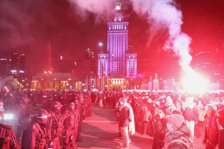 Πολωνία: Εμπρός... πίσω - Τρίτη νύχτα διαδηλώσεων για την απαγόρευση των αμβλώσεων