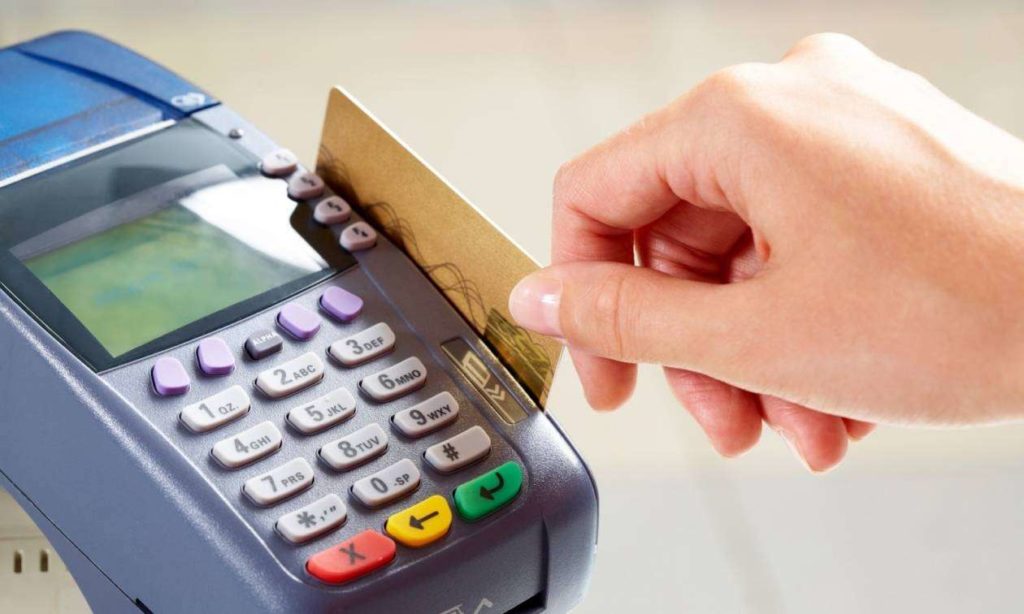 Στον «πάγο» το πρόστιμο 22% για τις e-αποδείξεις