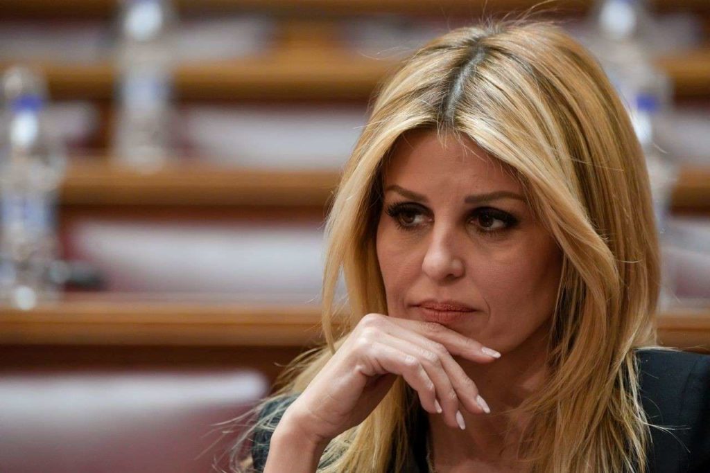 Μπογιές στο γραφείο της Έλενας Ράπτη