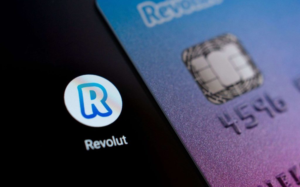 Η Revolut τα βάζει με τις τράπεζες