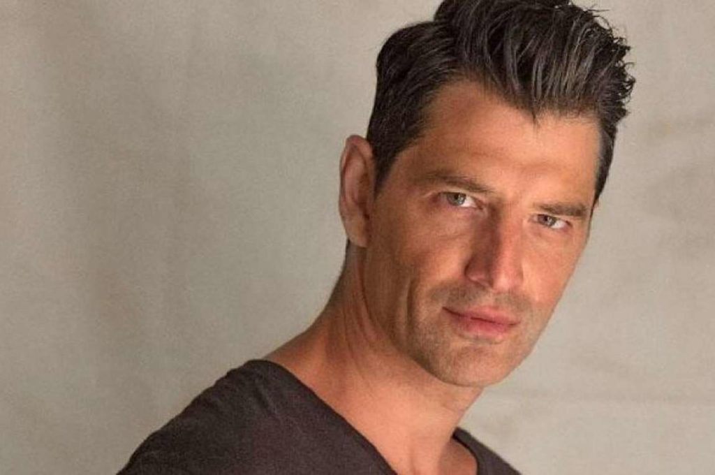 Ο Σάκης Ρουβάς ζωγραφίζει υπέροχα