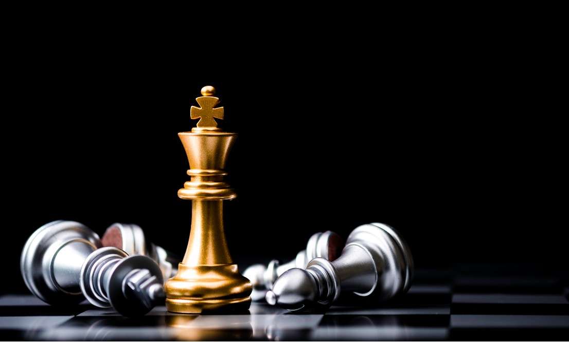 stand-golden-king-chess-fallen-silver-king-chess-winner-business-competition-marketing-strategy-planing-concept (2)