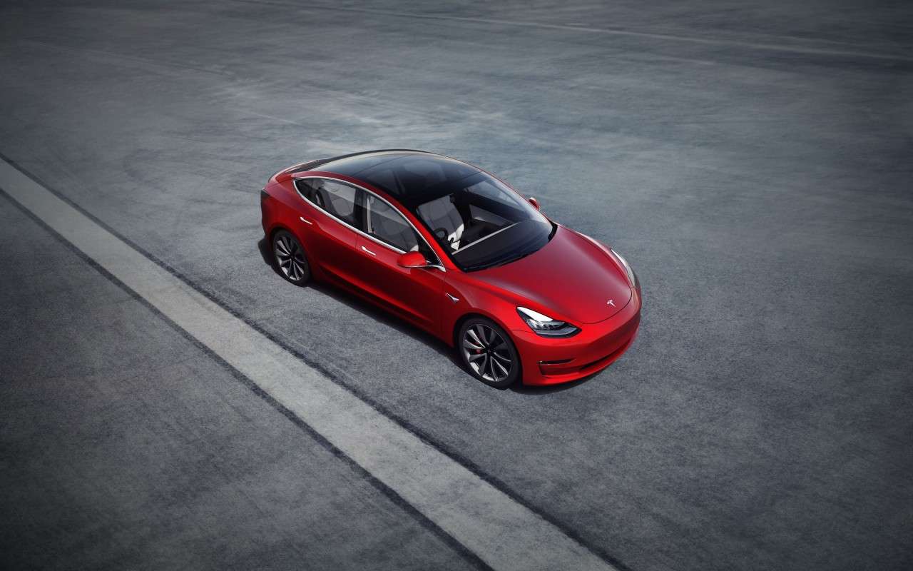 Tesla: Εξερράγη Model 3 παρκαρισμένο σε γκαράζ