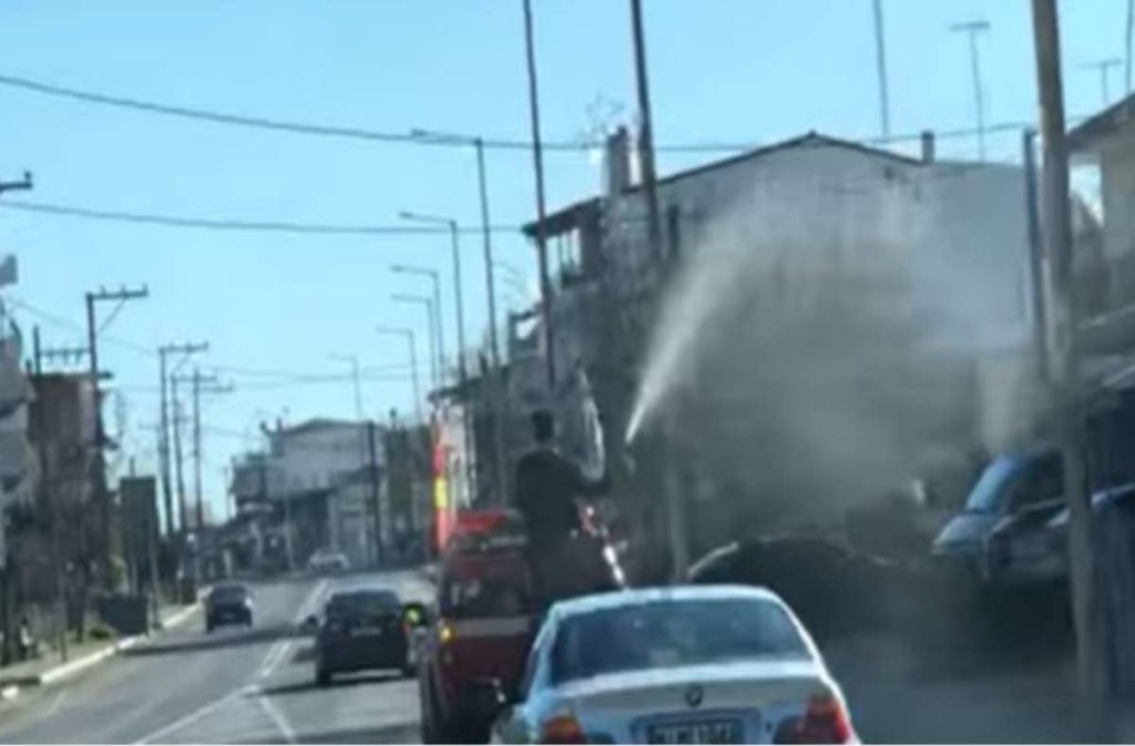 Παπάς στη Λαμία έριχνε αγιασμό απο πυροσβεστικό με... τη μάνικα!