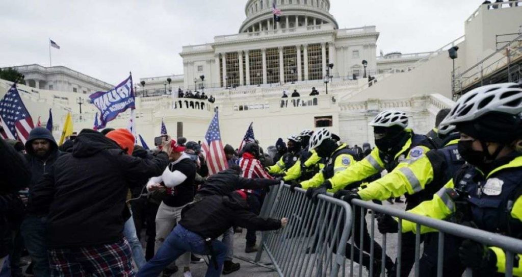 Το FBI είχε προειδοποιήσει για την εισβολή στο Καπιτώλιο σύμφωνα με τη Washington Post
