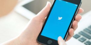 Σε αναστολή 70.000 λογαριασμοί Twitter αφιερωμένοι στο QAnon