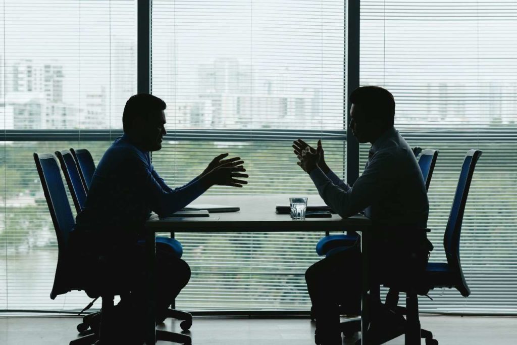 Το «τρίγωνο» των μυστικών διαβουλεύσεων για νέο κόμμα