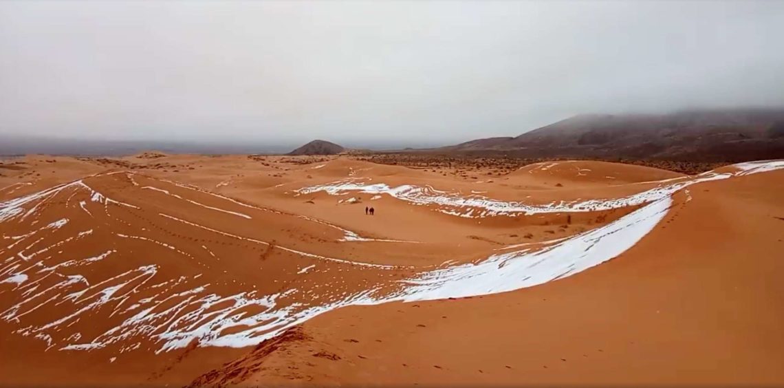 Χιόνισε στους αμμόλοφους της Σαχάρα