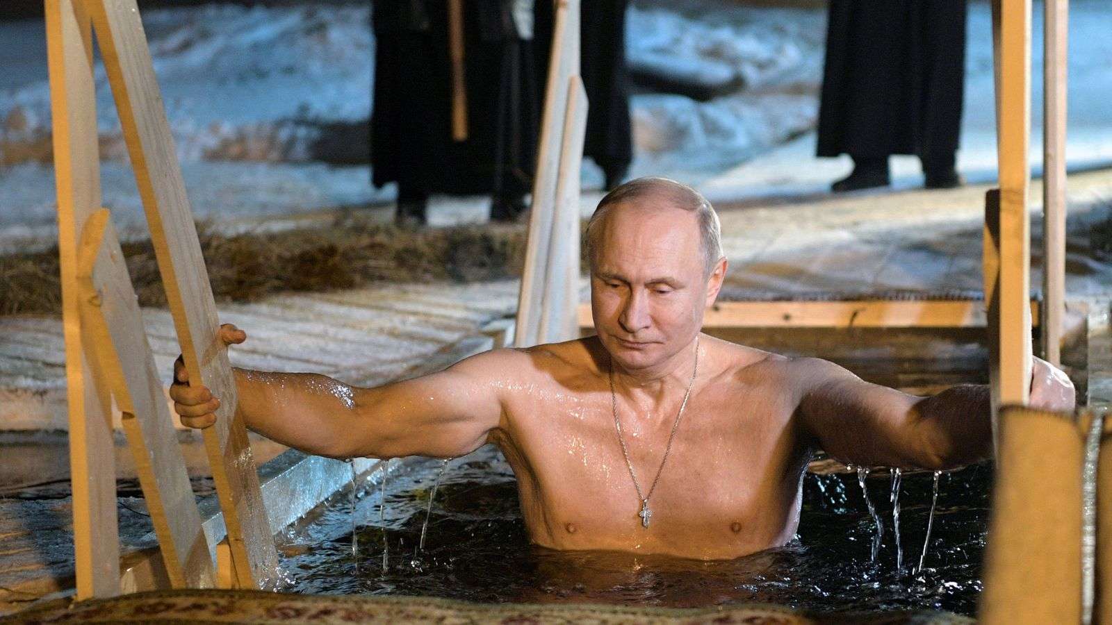 Βλαντιμίρ Πούτιν: Βούτηξε στα παγωμένα νερά τηρώντας τα Θεοφάνεια