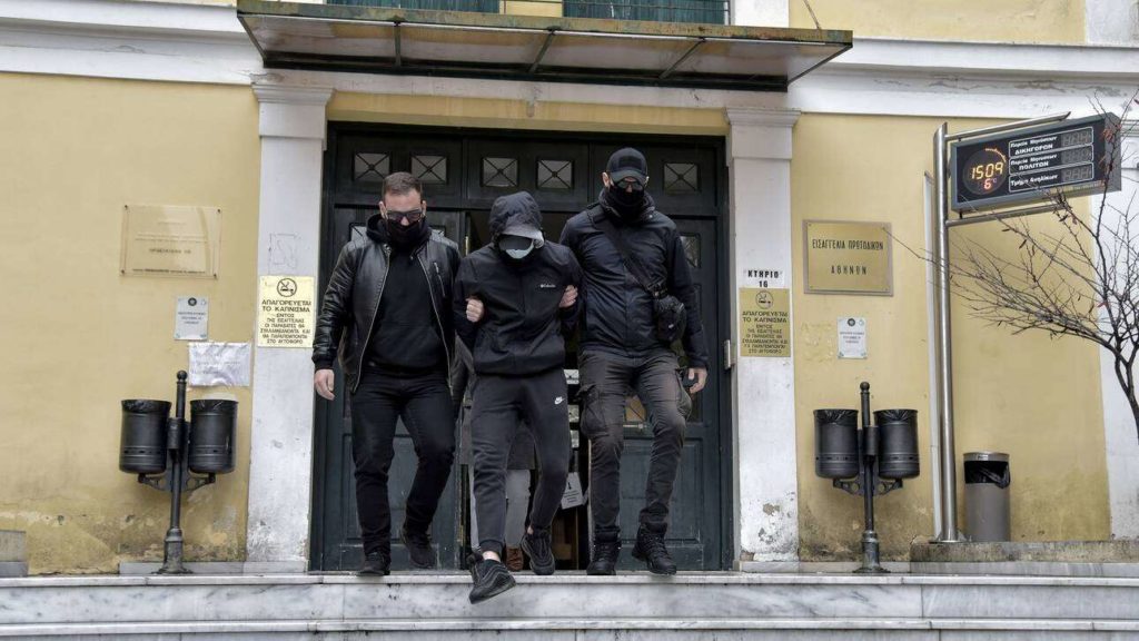 Στον ανακριτή οι ανήλικοι για τον ξυλοδαρμό του σταθμάρχη της ΣΤΑΣΥ