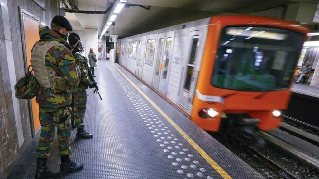 Συναγερμός έχει σημάνει στις Βρυξέλλες, το απόγευμα της Δευτέρας, μετά από επίθεση με μαχαίρι στο μετρό. Σύμφωνα με τις πρώτες πληροφορίες, από την επίθεση φέρεται να έχουν τραυματιστεί αρκετά άτομα, χωρίς πάντως οι Αρχές να δίνουν προς το παρόν ακριβή αριθμό. Όπως αναφέρει η εφημερίδα LeSoir, η αστυνομία εξουδετέρωσε τον οπλισμένο με μαχαίρι δράστη στο σταθμό του μετρό Gare de l’Ouest στο Molenbeek-Saint-Jean. Από την επίθεση υπάρχουν αρκετοί τραυματίες, ανακοίνωσε η αστυνομία, χωρίς να είναι σε θέση να δώσει περισσότερες λεπτομέρειες. Η εφημερίδα Belga μεταδίδει πως η όλη ένταση φέρεται πως προκλήθηκε από ιδιωτική διαμάχη: «Ήμουν στο αυτοκίνητο. Άκουσα ξαφνικά κάποιος να φωνάζει. Και εκεί είδα έναν άνδρα να κολλάει ένα μαχαίρι στο λαιμό μιας γυναίκας. Υπήρξε πανικός. Δεν ξέραμε τι να κάνουμε. Η γυναίκα αιμορραγούσε έξω. Μετά έφτασε η αστυνομία και αποχωρήσαμε» είπε αυτόπτης μάρτυρας.