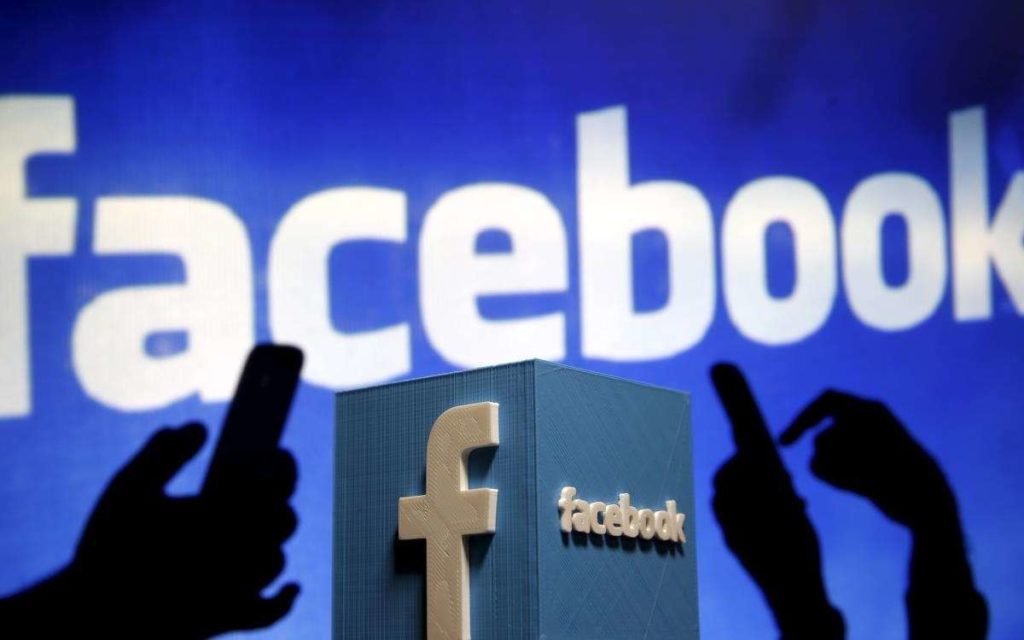 Το Facebook ανακοίνωσε ακόμη ότι θα παραχωρήσει δωρεάν διαφημιστικό χώρο αξίας 120 εκατομμυρίων δολαρίων σε υπουργεία Υγείας, Μη Κυβερνητικές Οργανώσεις και υπηρεσίες των Ηνωμένων Εθνών, προκειμένου να βοηθήσει στη μετάδοση αξιόπιστων πληροφοριών για τα εμβόλια και τον περιορισμό της νόσου Covid-19.