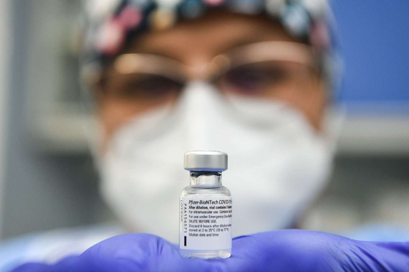 Pfizer / BioNTech θα πωλούσαν πανάκριβα τα εμβόλια στην ΕΕ
