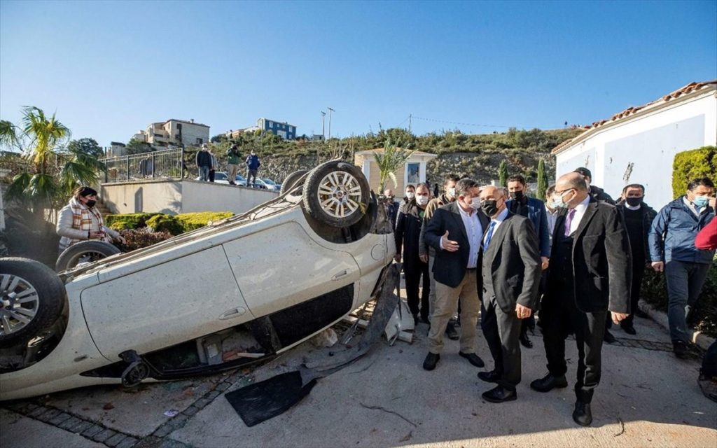 Σπάνιος ανεμοστρόβιλος άφησε τραυματίες στο Τσεσμέ