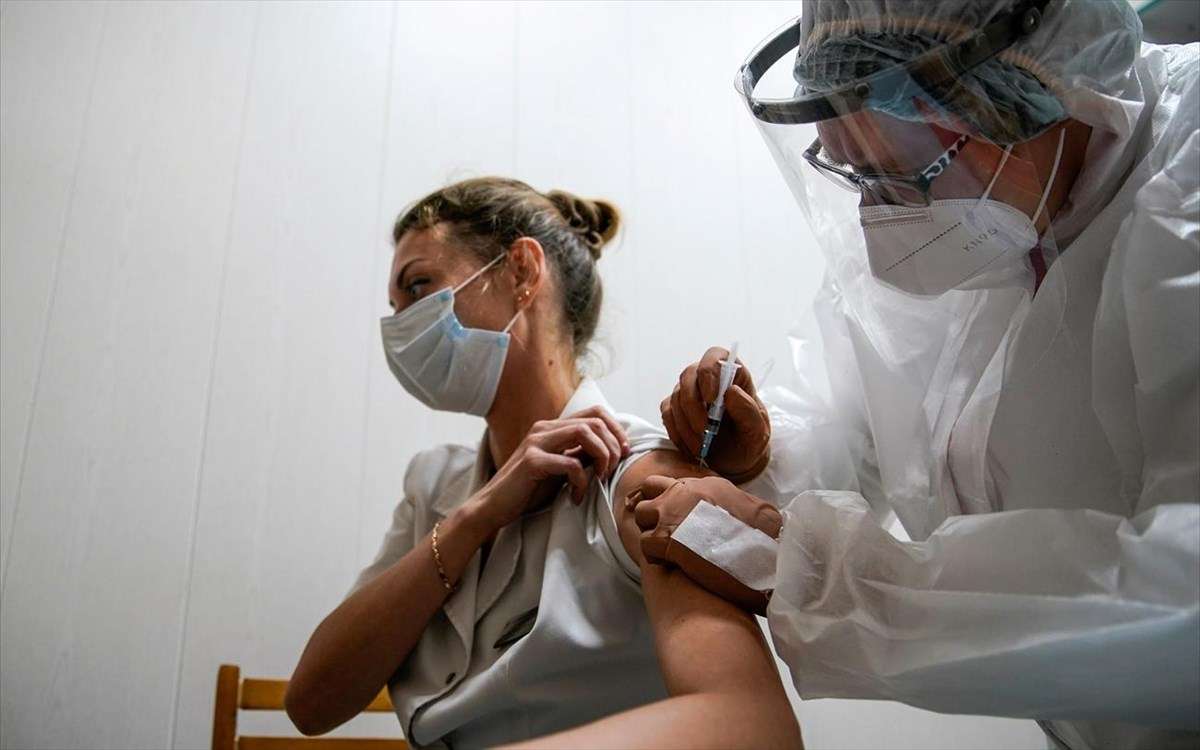 Πάνω από το μέσο όρο η Ελλάδα σε εμβολιασμούς ανά ημέρα