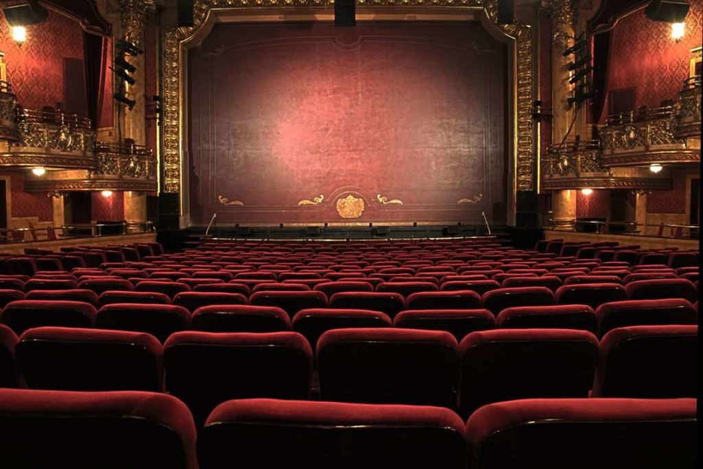Theatre-Stage-by-Peter-Lewicki-1140×760-1 (1)